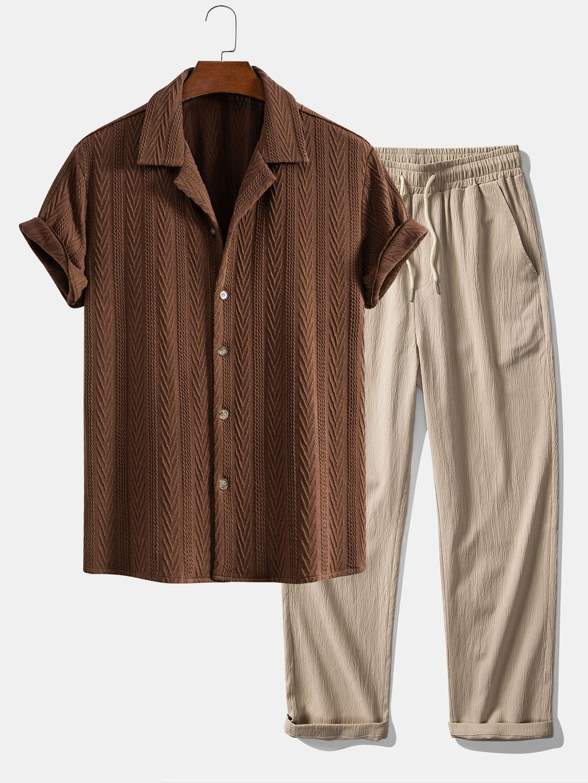 Camisa cubana de jacquard texturizado y pantalones de pierna recta con textura arrugada