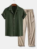 Camisa cubana de jacquard texturizado y pantalones de pierna recta con textura arrugada