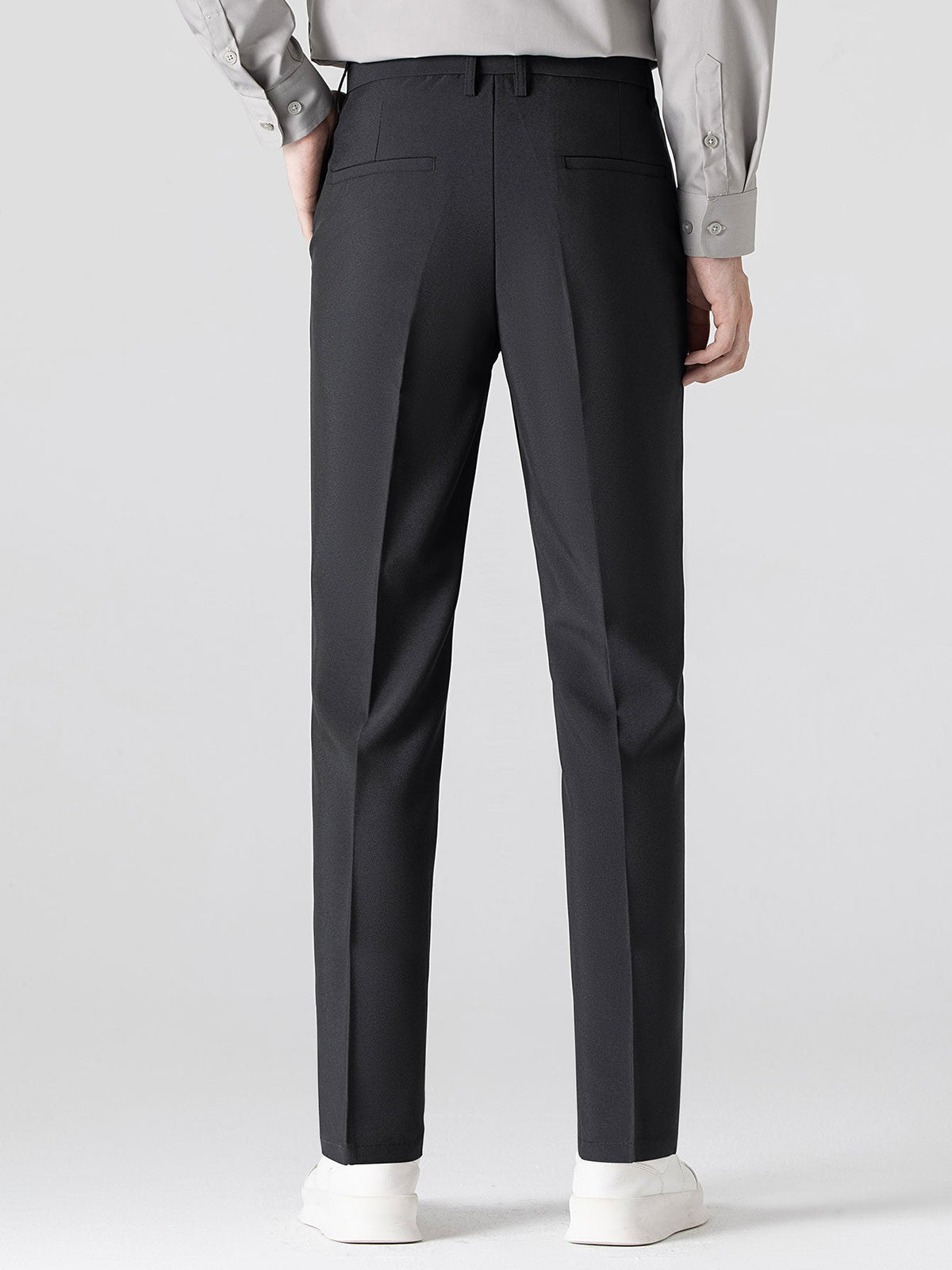 Polo de punto con cremallera y ribete en contraste con textura y pantalones ajustados de corte cónico