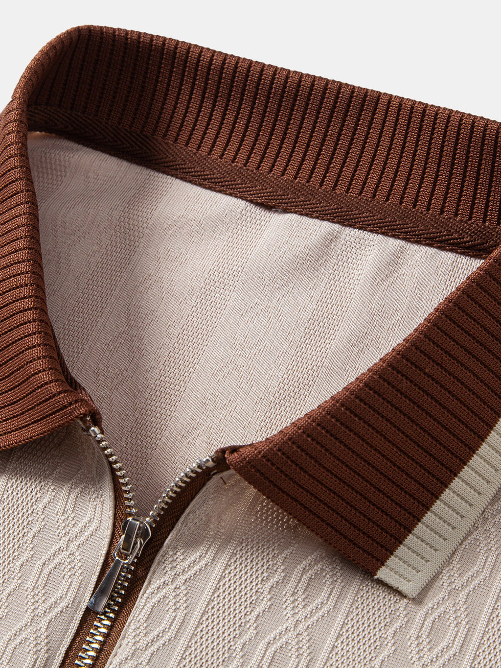 Polo de punto con cremallera y ribete en contraste con textura y pantalones ajustados de corte cónico