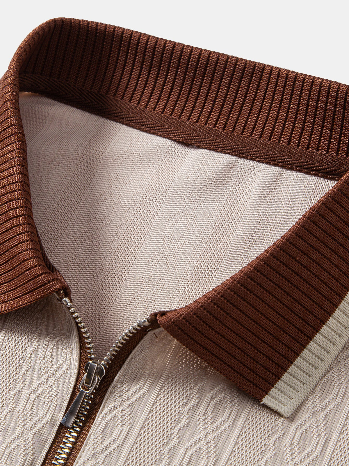 Polo de punto con cremallera y ribete en contraste con textura y pantalones ajustados de corte cónico