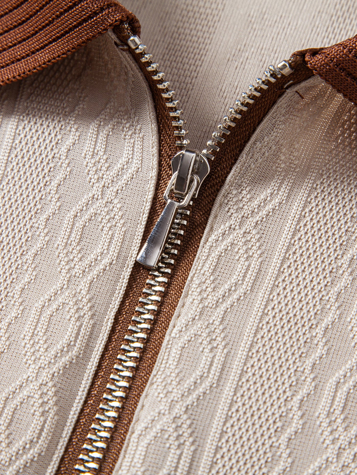 Polo de punto con cremallera y ribete en contraste con textura y pantalones ajustados de corte cónico