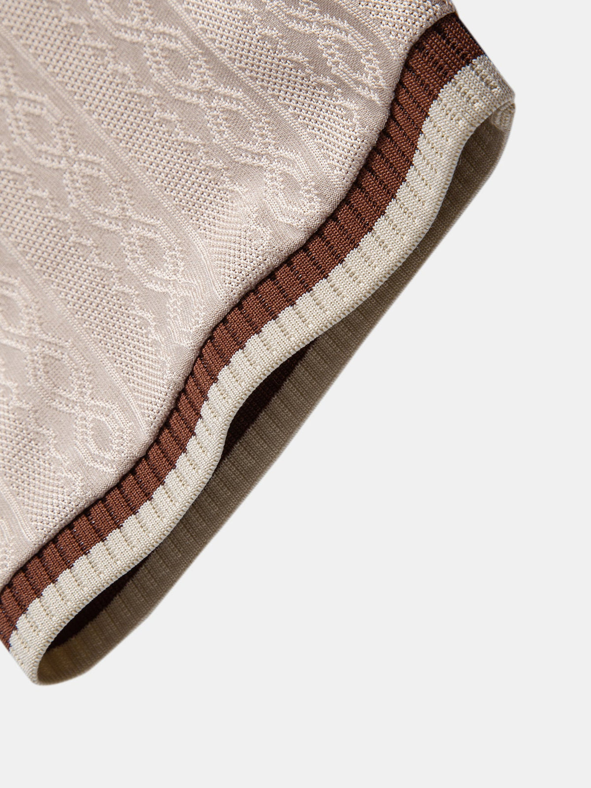 Polo de punto con cremallera y ribete en contraste con textura y pantalones ajustados de corte cónico