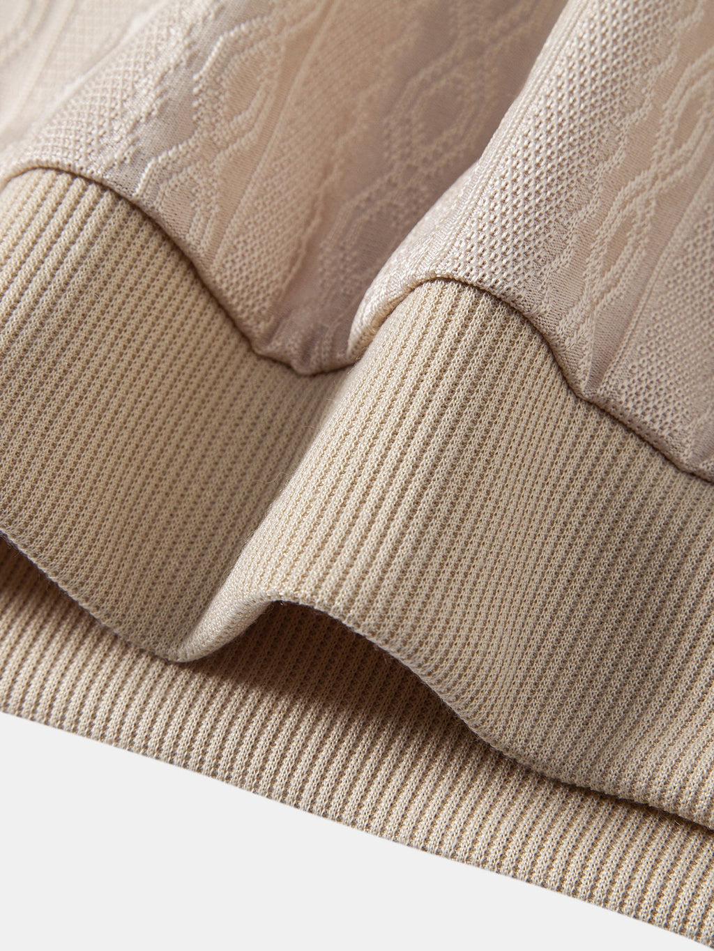 Polo de punto con cremallera y ribete en contraste con textura y pantalones ajustados de corte cónico