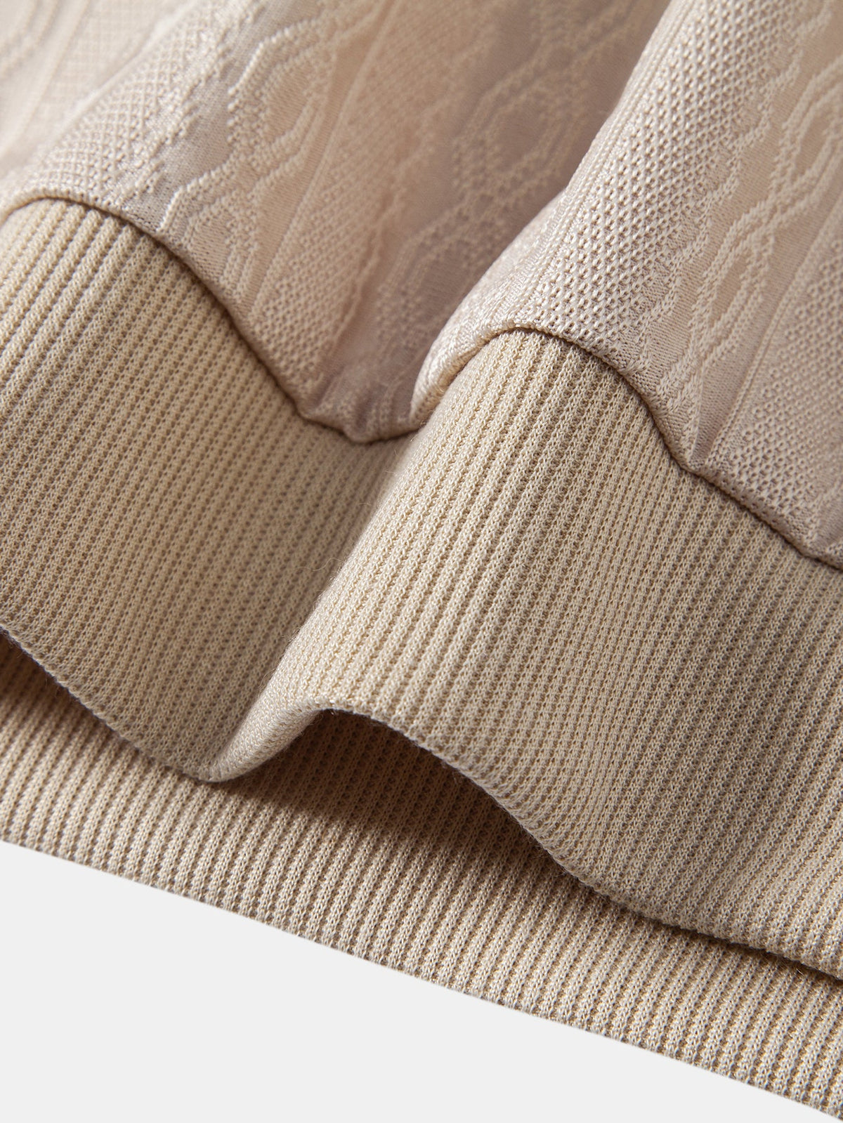 Polo de punto con cremallera y ribete en contraste con textura y pantalones ajustados de corte cónico